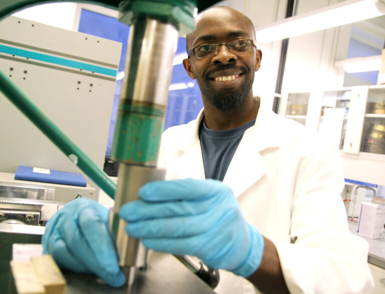 Badanie: „Upuszczony przedmiot już bardziej nie spadnie”