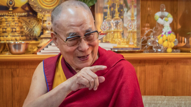 Dalajlama zapowiada reinkarnację jako „gorąca blondynka z Zachodu”, żeby lepiej dotrzeć do młodzieży