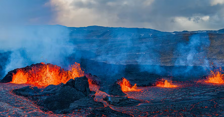 Islandzki wulkan wybuchł, polska ambasada ogłosiła ostrzeżenie… prawie pół doby później, bo przecież po co się spieszyć?
