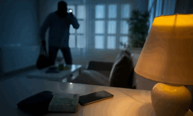 Zgłosił włamanie do domu. Policjanci weszli do środka i osiwieli